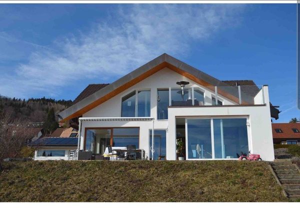 Maison sur les hauteurs du lac