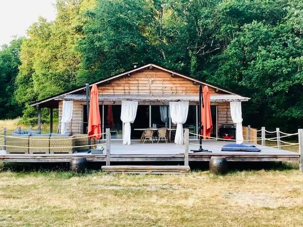 Jolie cabane familiale en pleine nature