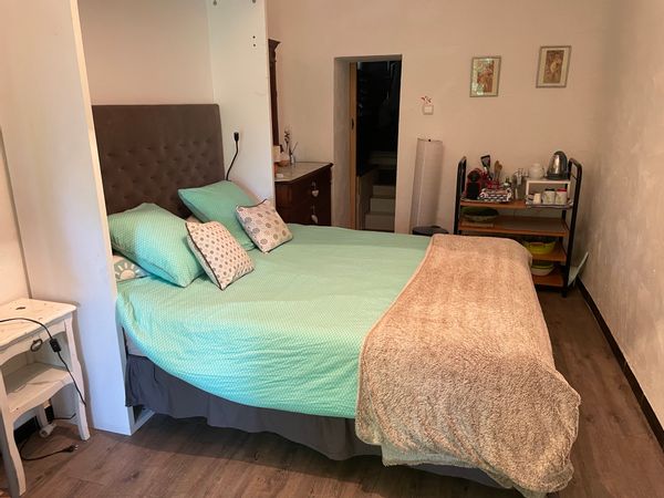 La chambre avec sa salle de bain indépendante.