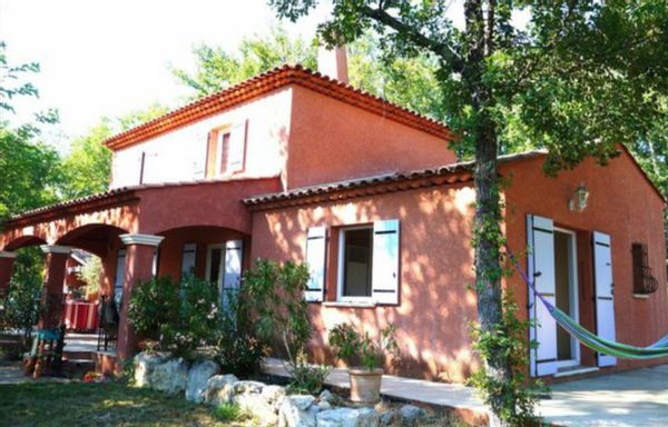 Notre maison, au cœur des chênes, au calme, à proximité du lac de St Cassien et des commodités