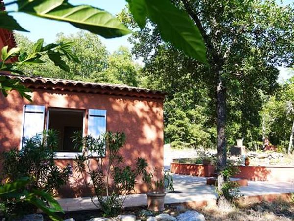 Notre gîte 4pers, au coeur des chênes, au calme, à proximité du lac de St Cassien-Var Côte d'Azur