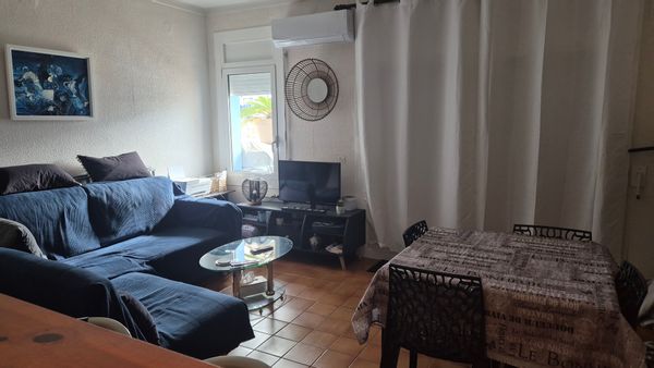 Empuriabrava . Appartement agréable avec belle terrasse sur l eau  plus grande marina d Europe . En Espagne .