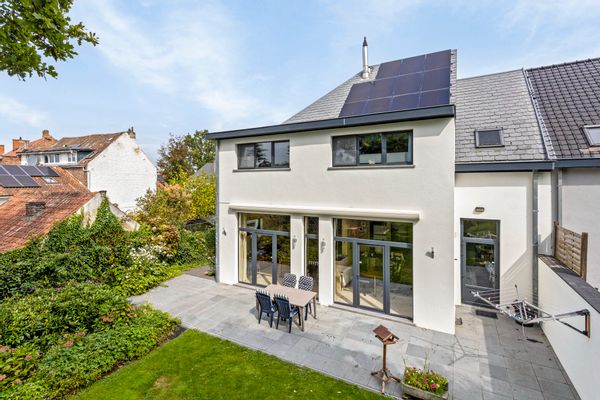 Modern 4 bedroom house, big garden and terrace, with garage.