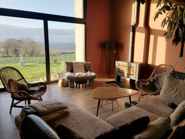 La maison perchée en haut des collines normandes.