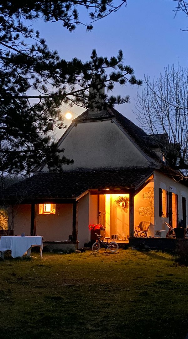 La maison de Nathalie Sur les Hauteurs d’un petit village bordé par la rivière Dordogne.