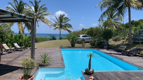 Grande maison située face à la mer sur les 50 pas géométriques au Helleux, Sainte-Anne.