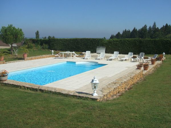 Maison avec piscine, tennis, billard,  vélos, balades...