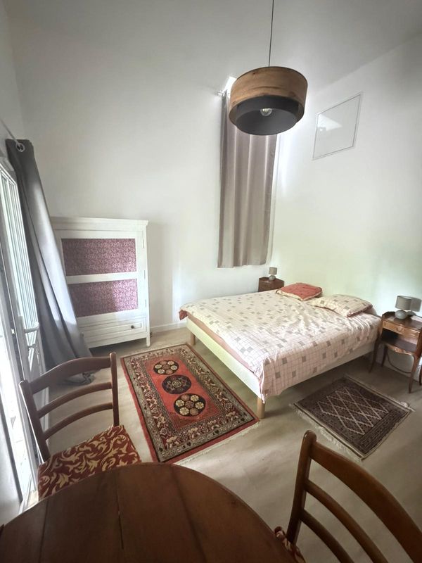 Chambre indépendante avec salle de bain et terrasse  privatives. Avec frigo micro onde bouilloire.