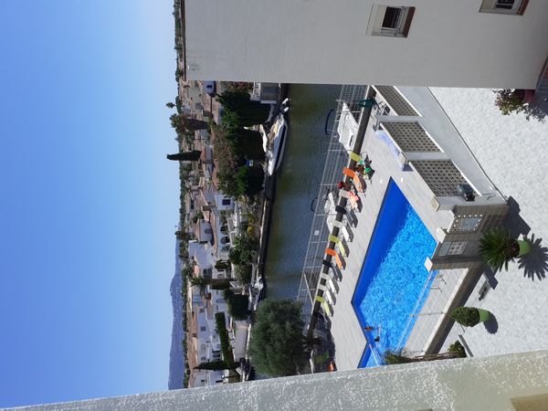 El Paradisio Vue sur la piscine communautaire et sur Canal d’Empuriabrava 5 nuits minimum