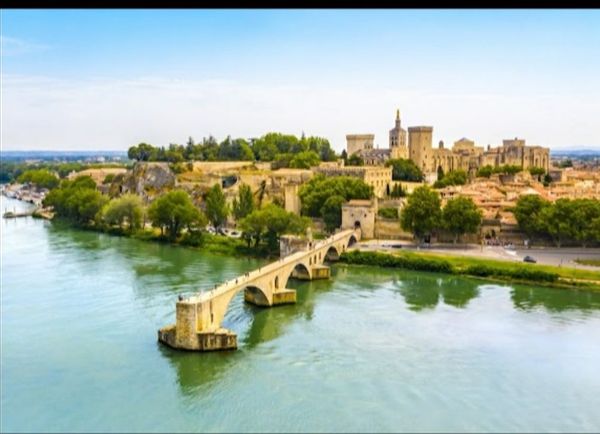 Proche d'Avignon et de son célèbre palais des papes.