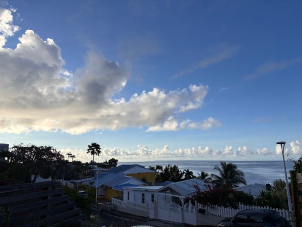 Une maison au cœur de la Caraïbe Vue mer, plage à pied, soleil toute l'année.