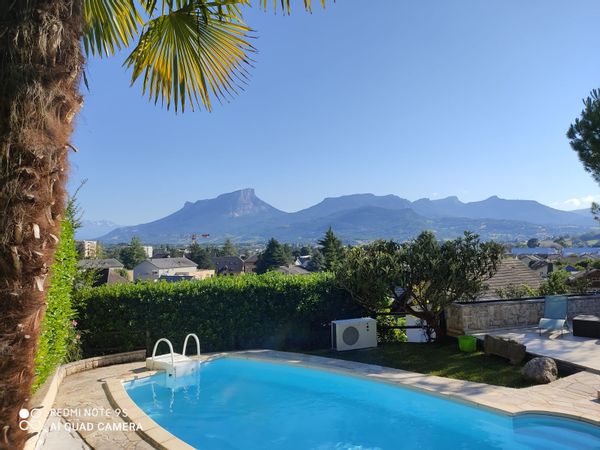 Villa orientée plein sud avec sa piscine chauffée. Vue panoramique sur les Alpes. Piano à queue.