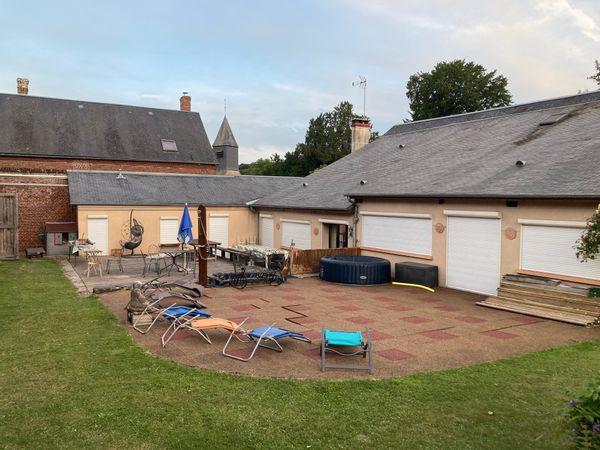 Nous mettons à disposition une chambre dans notre maison principale pour une nuit .