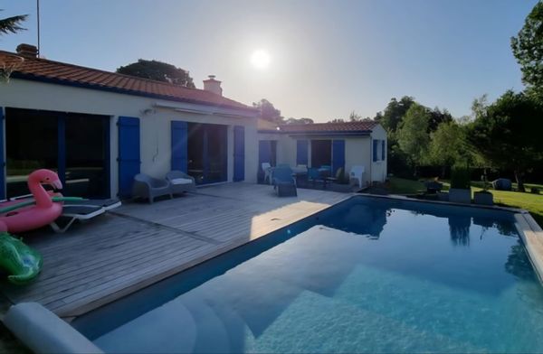 Chambre indépendante au calme avec piscine et grand jardin, proche des plages