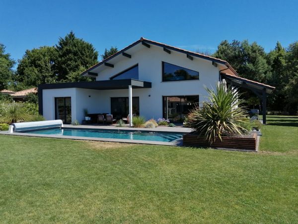 Belle maison contemporaine à grand volume et sa piscine chauffée