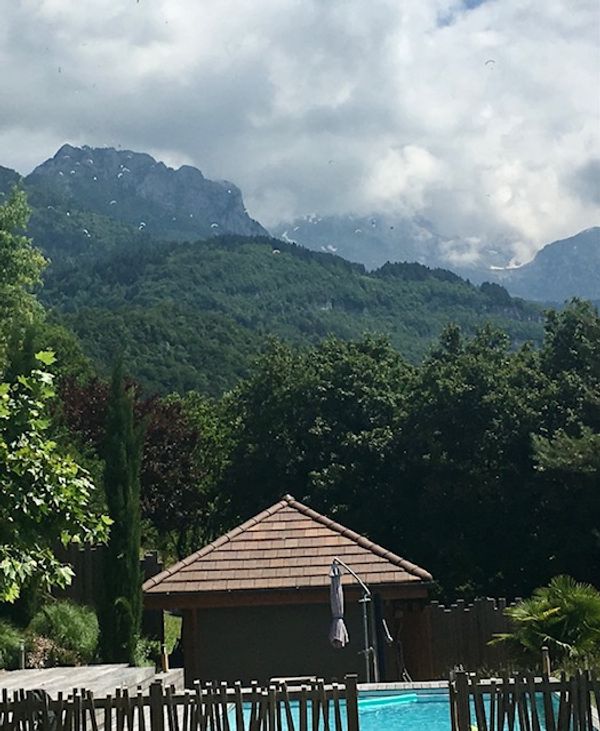 Lac d’Annecy Studio moderne belle vue montagne, au calme en bord de piscine 3 jours minimum