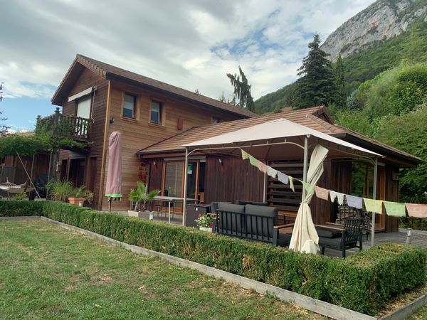 Exceptionnel, entre lac et montagnes au milieu de la verdure PAS DE DISPO EN 2026