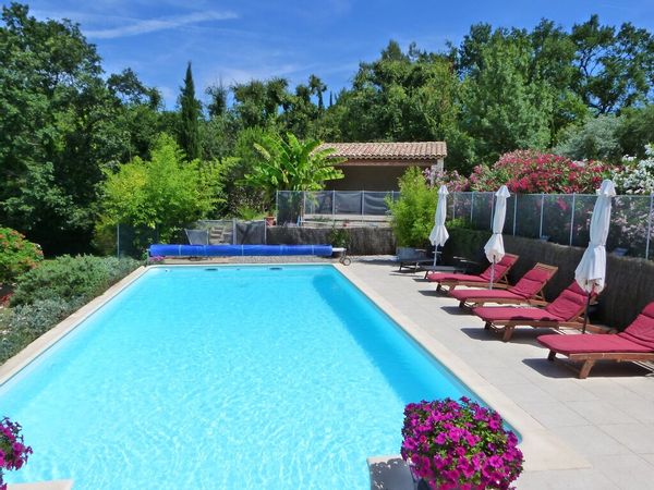 Beautiful quiet villa in Provence with swimming pool