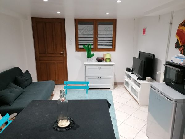 F1 en sous-sol avec entrée indépendante 1 chambre pour 2 personnes ( plafond bas).