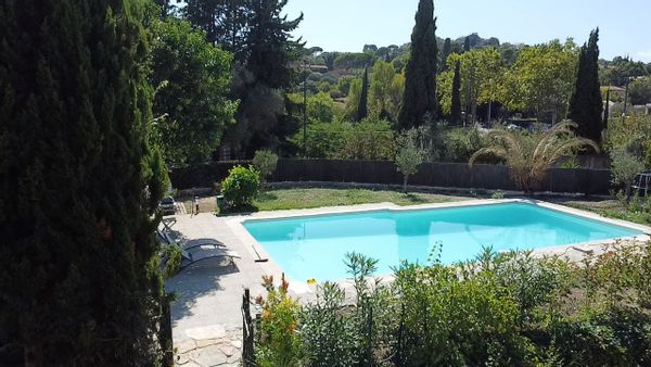 Un appartement 3 pièces de plein pied dans Mas ancien, piscine, village de Mougins 800m, Cannes 7km.