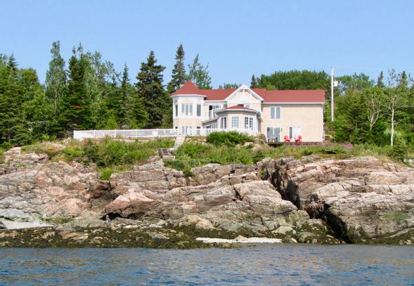 Le loft de Guylaine, vue imprenable sur le fleuve St-Laurent, un rendez-vous avec les baleines!