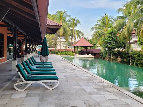 Maison à KL en condo avec piscine