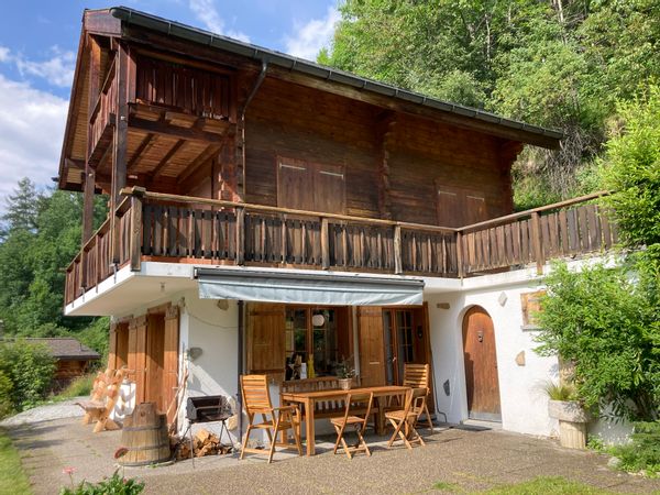 Beau chalet au coeur des Alpes suisses.