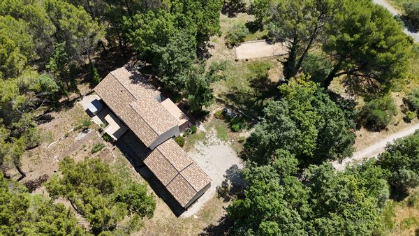 Maison en Provence, au calme complet entre Aix-en-Provence et Marseille.