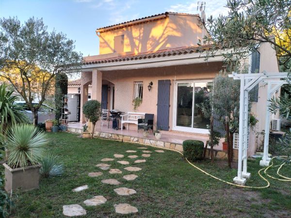 Maison provençale entre Orange et Avignon bien située pour profiter des sites touristiques