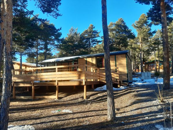 Bungalow dans un parc résidentiel avec grande terrasse et dans une pinède. 6 couchages. Vallée de l'Ubaye.