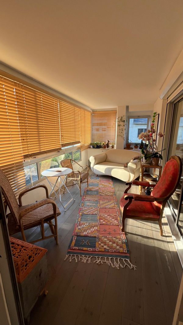 Bel appartement lumineux et idéalement placé avec loggia , et parking .