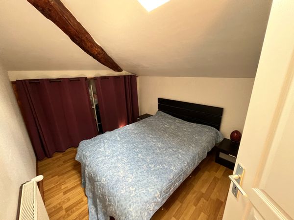 Appartement au cœur d’une ferme proche de Lyon. Idéal pour 1 ou 2 nuit. Équipement minimal.