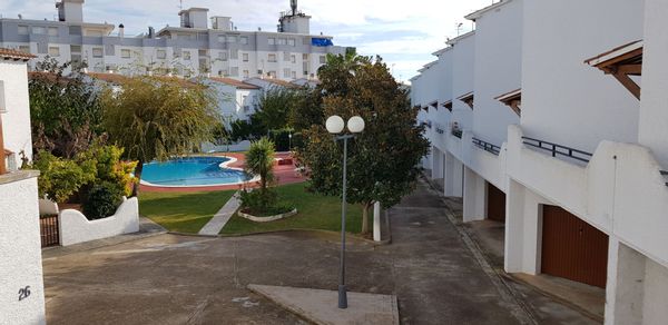La maison de Casa con piscina junto a la playa!