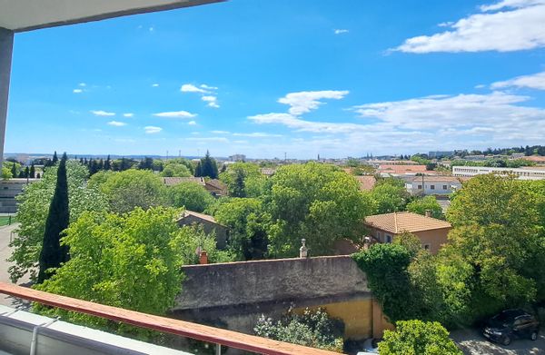 Appartement au calme,  À 10 minutes à pieds des arènes de Nîmes. À 20 min en voiture d'Uzès.