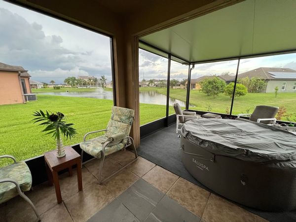 Cheerful 3-bedroom home with fountain lake views