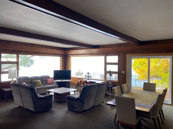Magnifique chalet au bord de l'eau du lac Memphrémagog