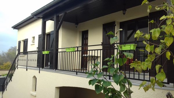 Grande maison familiale et/ou petit logement pour 2 avec jardin à Neuville sur Saône.