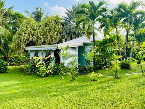 Bungalow Ti-Zen: hébergement de charme tout en bois avec jacuzzi privatif dans un jardin tropical à quelques minutes de la mer