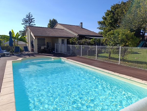 Charmante petite maison située au coeur des vignes dans un quartier calme et familial.