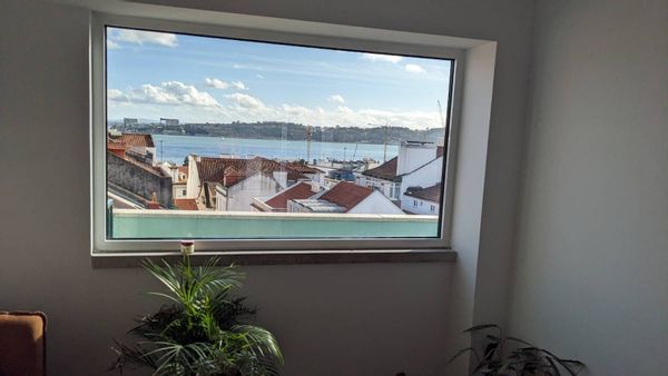 Bel appartement avec grande terrasse sur le Tejo et un CHAT