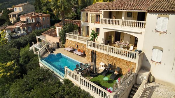 Villa 5 chambres,, piscine privée, plage à pieds. accès terrains de tennis
