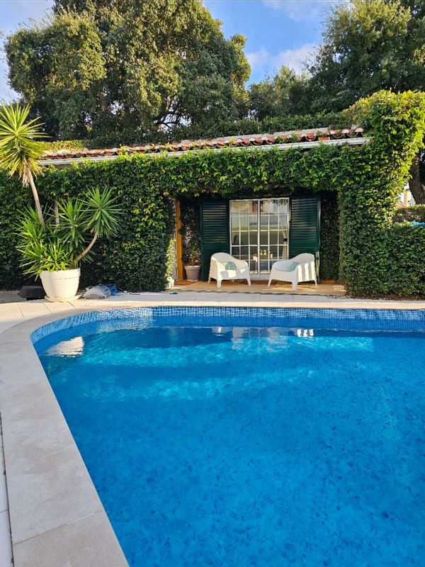 Studio avec piscine dans le jardin d'une propriété