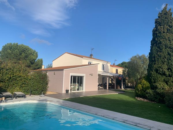 Belle maison familiale , spacieuse et confortable: Piscine, mer et montagne