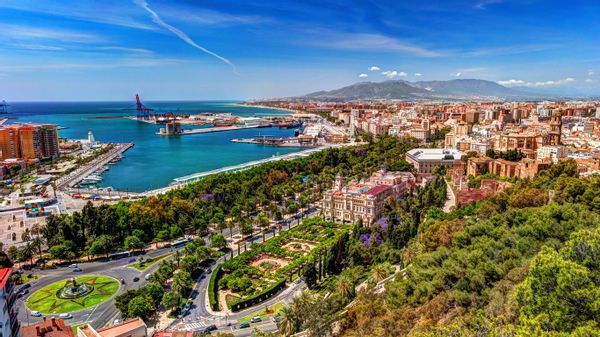Belle maison familiale avec vue sur la mer et piscine partagée près de Malaga.