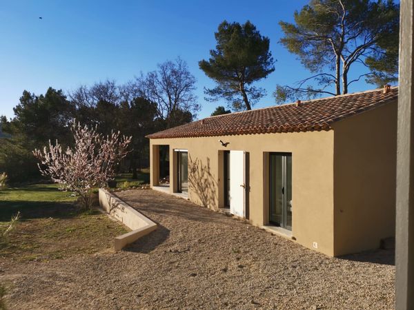 Bungalow tout confort, climatisé, dans un havre de paix en Provence