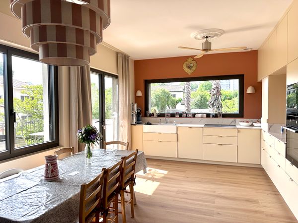 Grande maison familiale entièrement rénovée au bord du beau parc Peixotto et à 10min de Bordeaux.