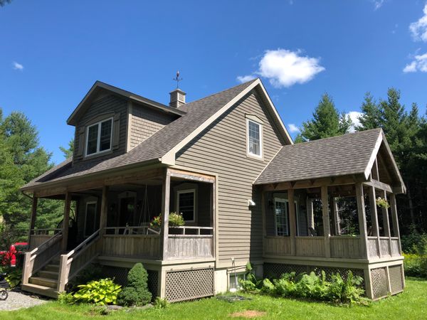 Maison rustique sur un grand terrain boisé