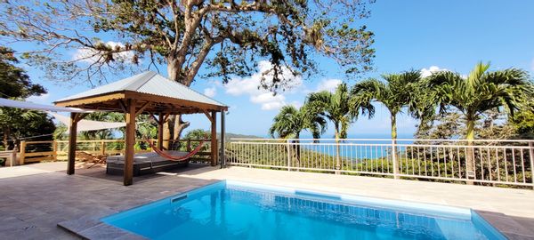 Chez Domi & Julien : A perle de vue deshaies, lodge de charme avec piscine & spa, double vue mer & forêt