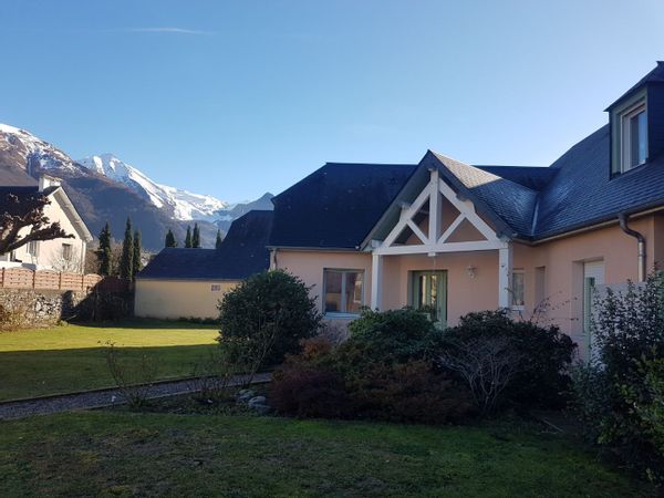 La maison de Marie, Gael et leurs filles au pieds des montagnes