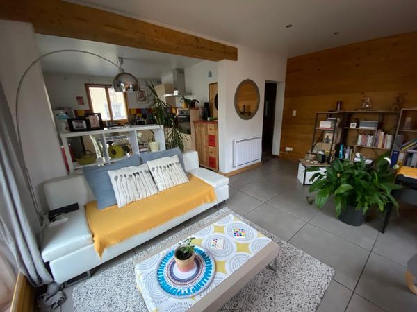 Appartement au calme avec grand espace extérieur et proximité villes... Minimum 1 semaine l'été.